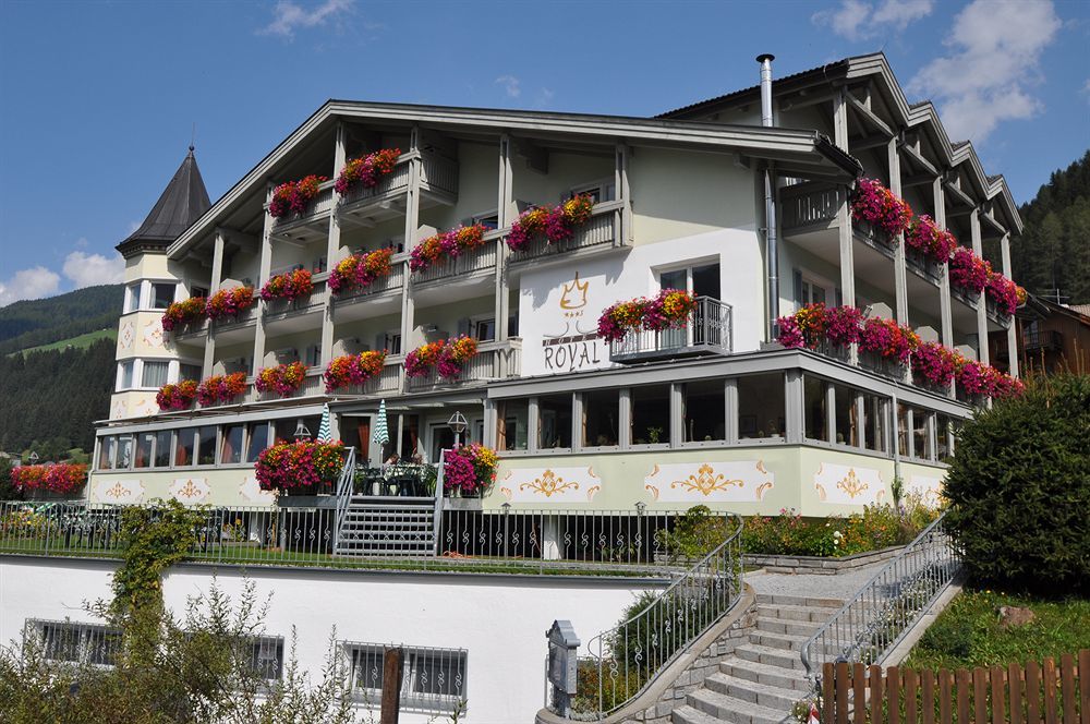 Hotel Royal Und Ferienhaus Annabel Sexten Exteriör bild