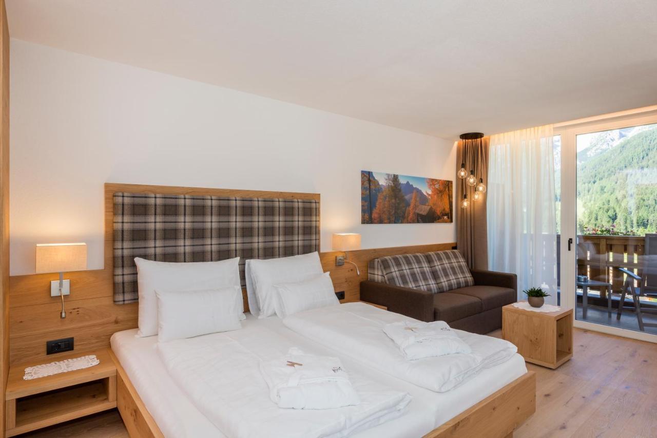 Hotel Royal Und Ferienhaus Annabel Sexten Exteriör bild
