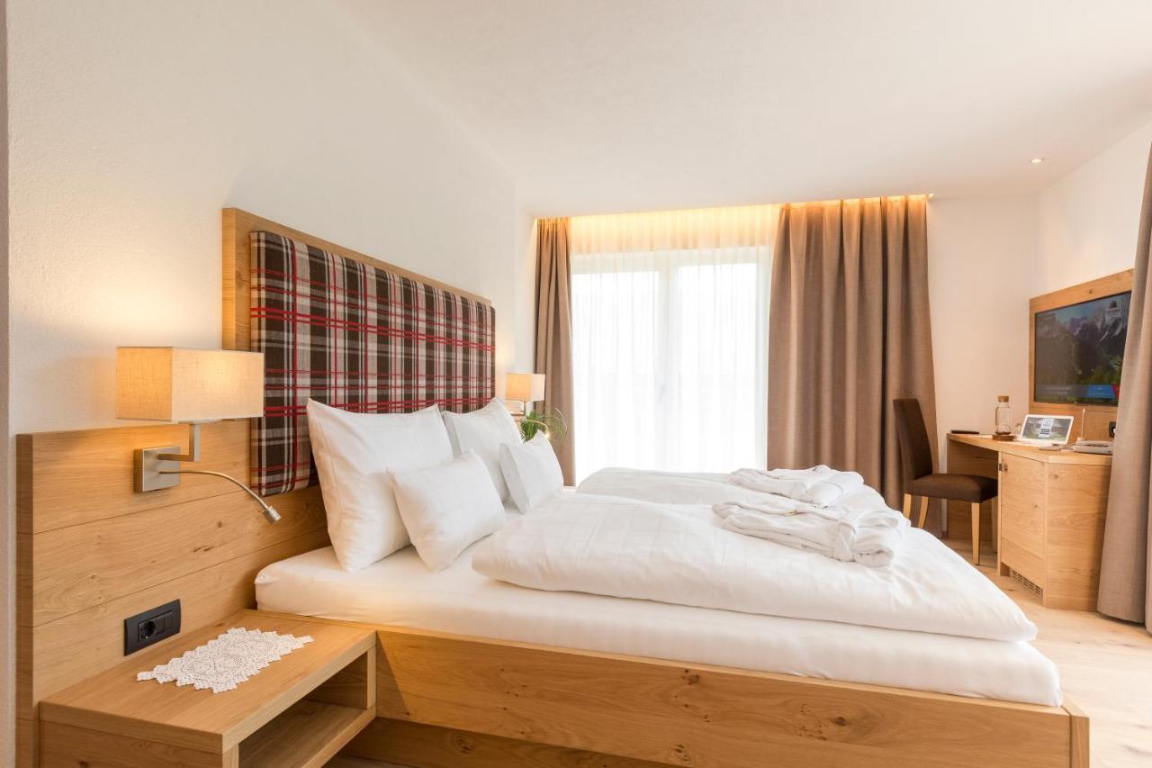 Hotel Royal Und Ferienhaus Annabel Sexten Exteriör bild