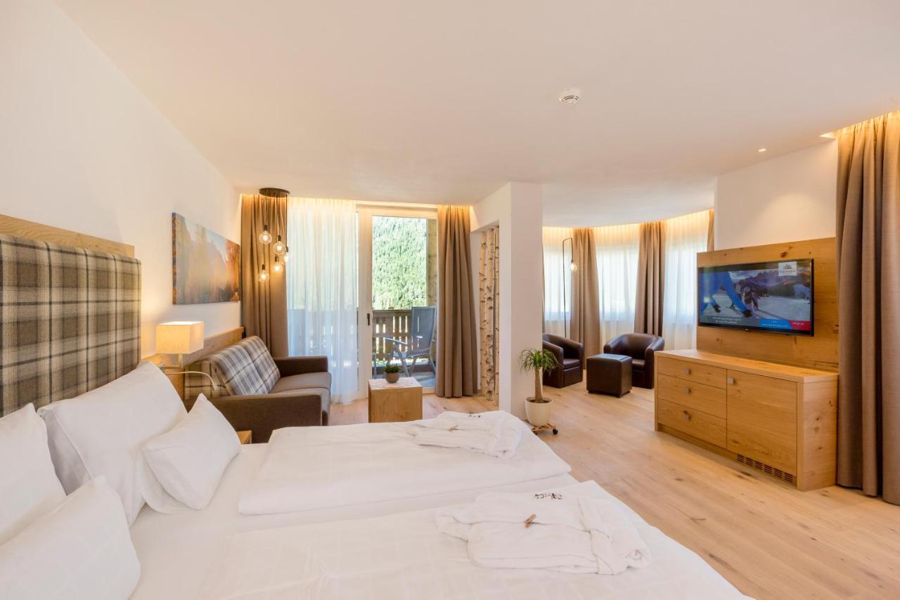 Hotel Royal Und Ferienhaus Annabel Sexten Exteriör bild