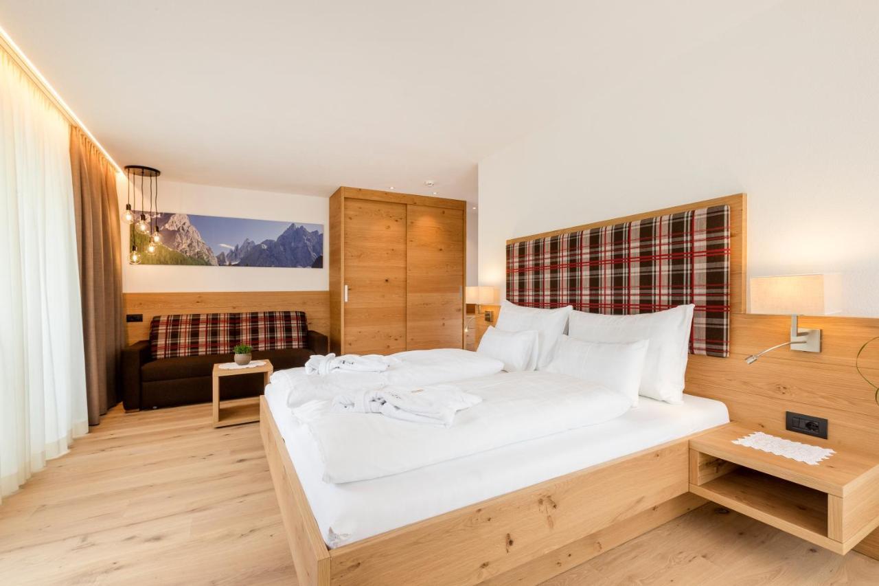 Hotel Royal Und Ferienhaus Annabel Sexten Exteriör bild